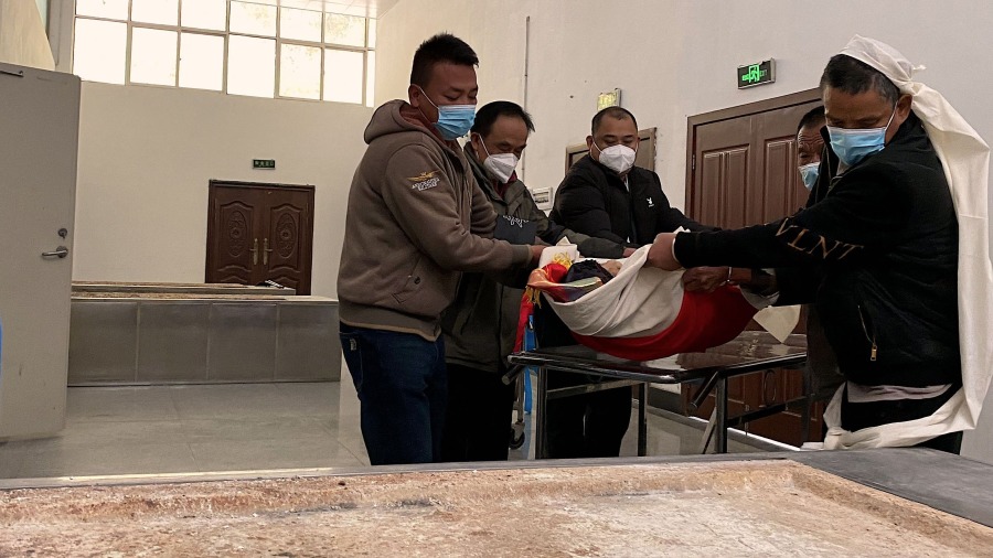 周永康母校2天4教授去世  中国疫情死亡超4亿 (图)