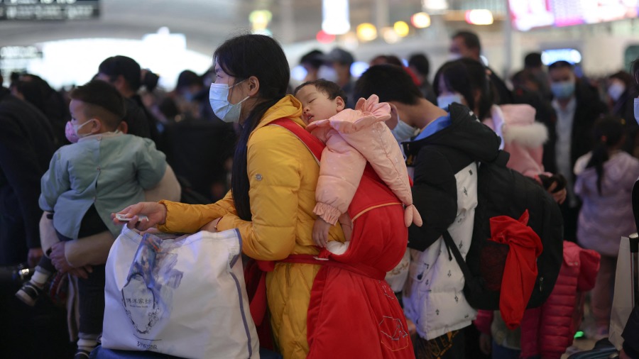 2023年1月7日重庆西站大批民众搭乘火车。(图片来源:STR/AFP via Getty Images)