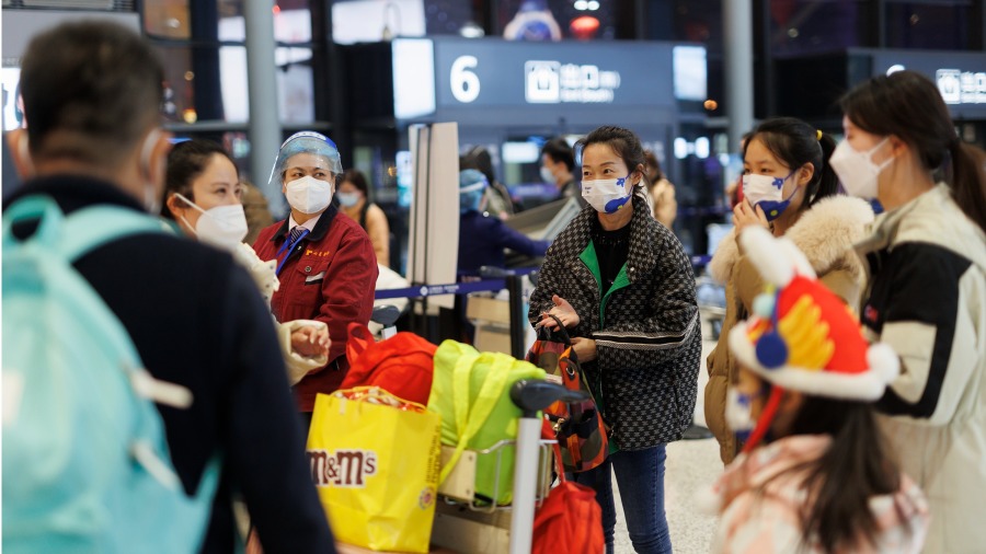 2023年1月7日,中国乘客站在上海的虹桥机场。(图片来源:Hugo Hu/Getty Images)