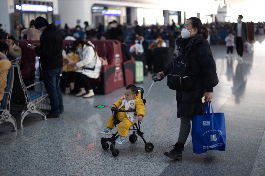 2023年1月7日重庆乘客抵达重庆西站。 ( 图片来源:STR/AFP via Getty Images)