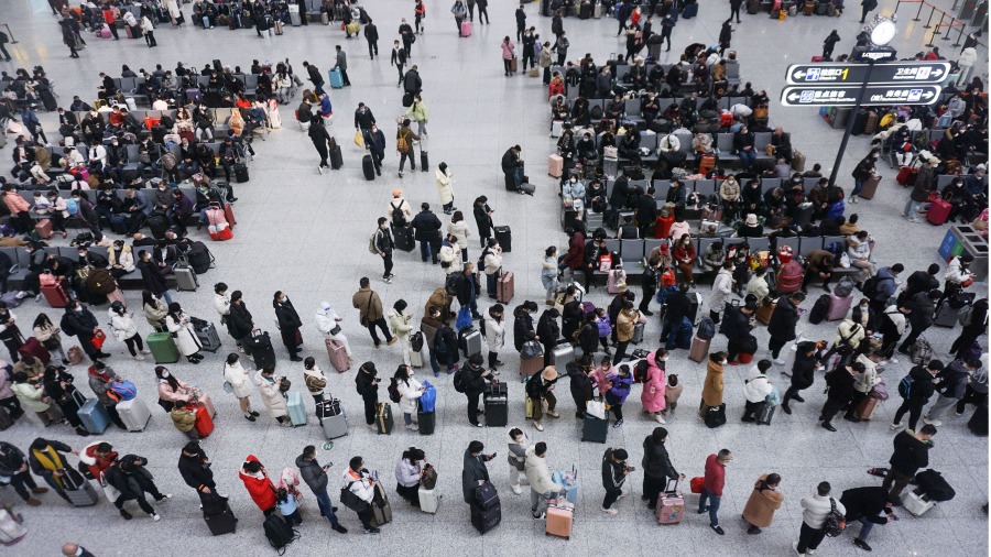 2023年1月7日浙江省杭州火车东站出现大批乘客返乡。(图片来源:STR/AFP via Getty Images)