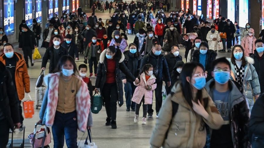 2023年1月20日,随着人们前往家乡庆祝农历新年,乘客们抵达湖北省武汉市汉口火车站。(图片来源:HECTOR RETAMAL/AFP via Getty Images)