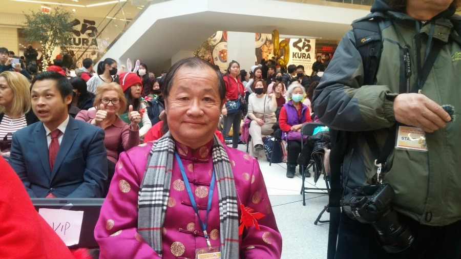 杜彼得先生称赞法轮功团体是一个极漂亮的游行队伍。(摄影:欧阳骏/看中国)