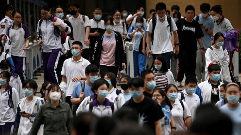 北京刚参加完高考的学生走出校门。(示意图)(图片来源:Getty Images)