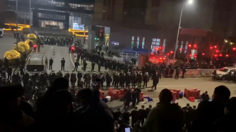 1月生产武肺病毒检测抗原的中元汇吉药厂爆发大规模冲突，警方到场镇压。（图片来源：网络图片）