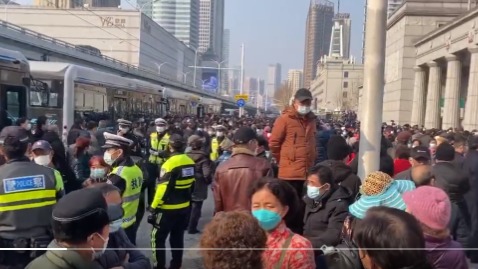 2月15日武汉大批退休市民聚集武汉中心公园示威抗议医改。（图片来源：视频截图）