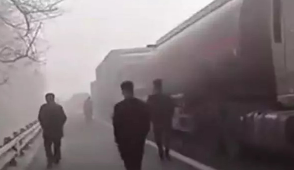 白烟笼罩高速公路导致多车相撞。(图片来源:翻拍网图)