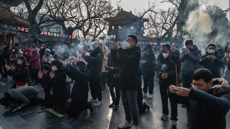 中国年轻人求神问佛 “ 挤爆 ” 寺庙  官媒批不上进挨轰 (图)