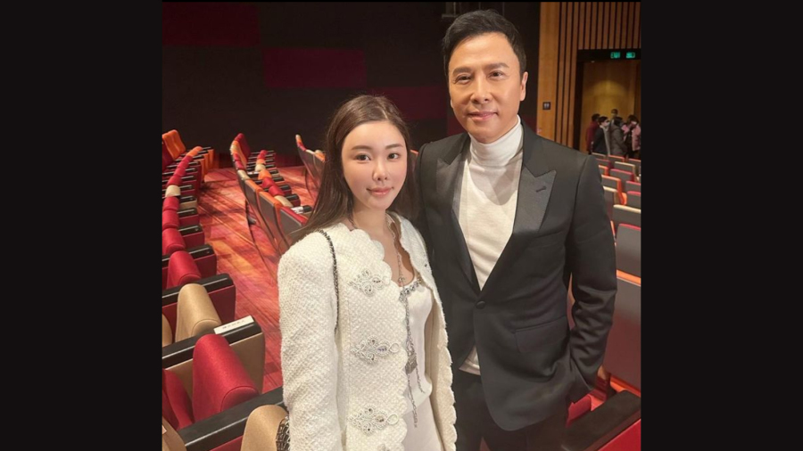蔡天凤在慈善首映上和电影主角甄子丹合照。(图片来源:蔡天凤IG)