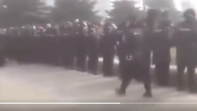 两会期间传青岛老人聚集抗议医改  警民爆冲突  (图/视频)