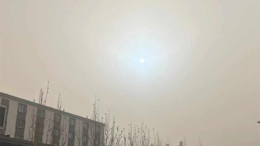 沙尘暴来袭北京 悬浮微粒爆表 抬头惊见诡异“蓝太阳”。(图片来源:微博)