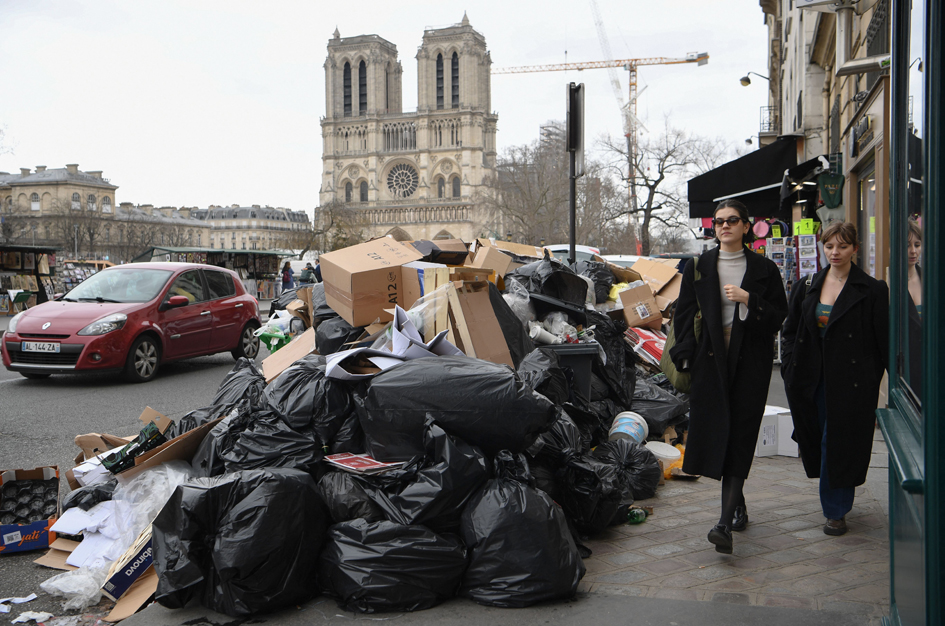 巴黎圣母院附近堆积的垃圾。(BERTRAND GUAY/AFP via Getty Images)