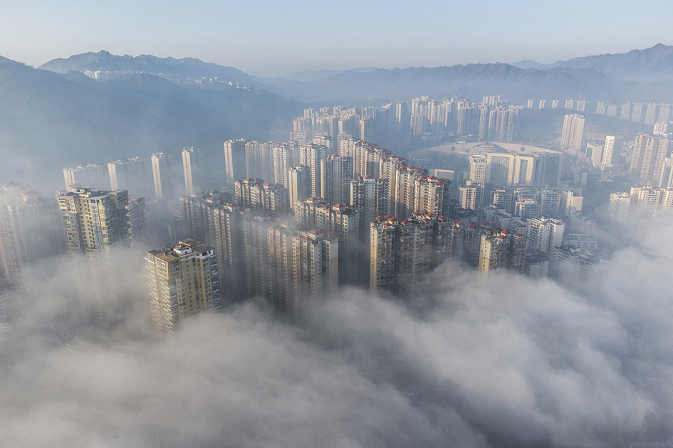 贵州省毕节市的楼群，摄于2021年11月。（STR/AFP via Getty Images）