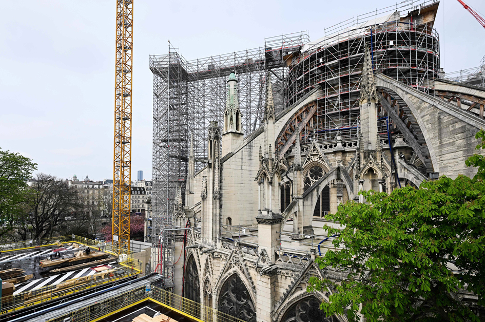 巴黎圣母院的修复现场,拍摄于2023年4月6日。(EMMANUEL DUNAND/AFP via Getty Images)