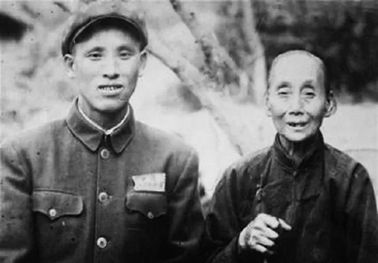 吴成德(左)(公有领域)
