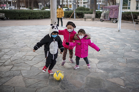 中国小朋友在玩耍。(NICOLAS ASFOURI/AFP via Getty Images)