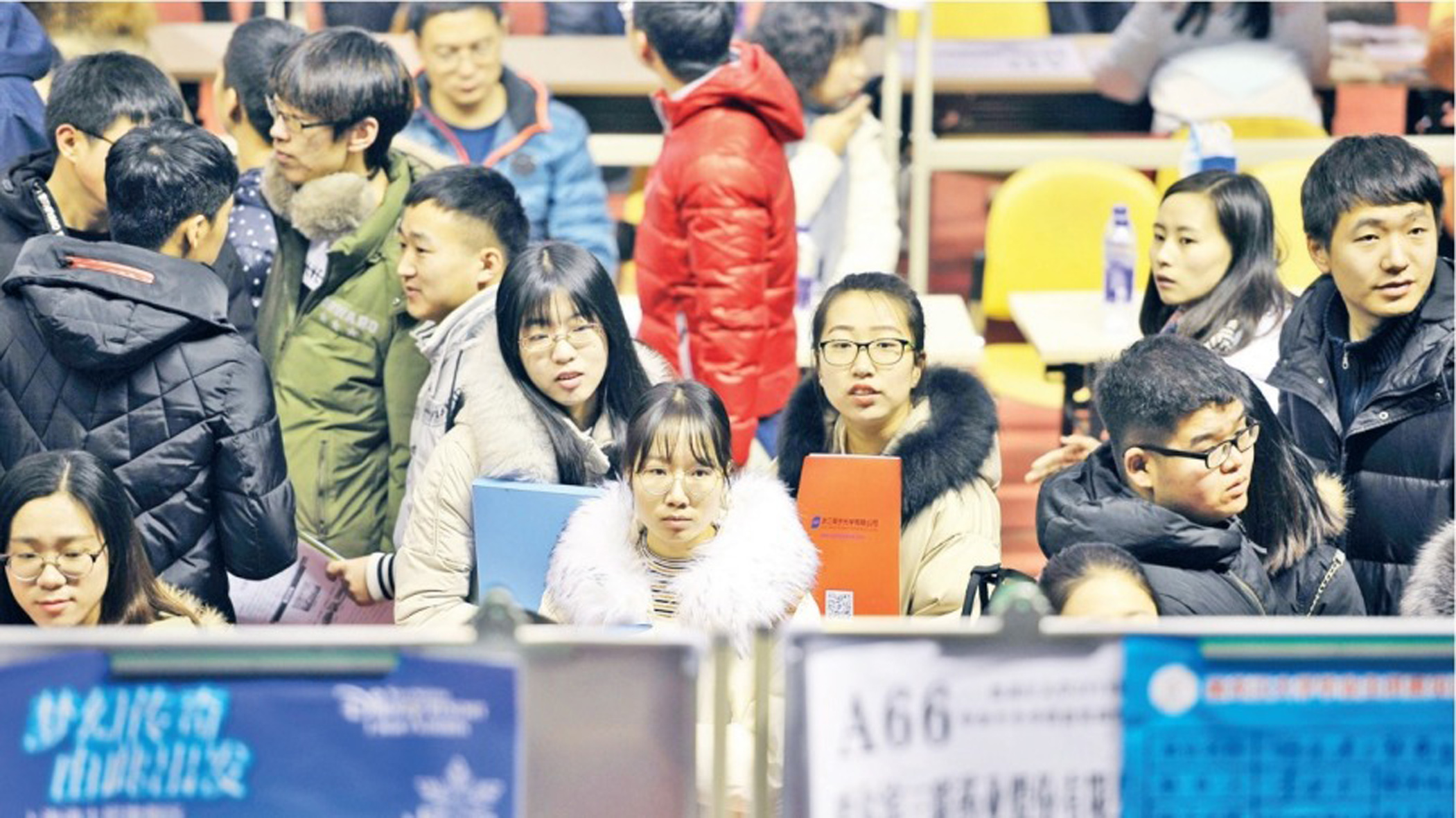 中国某地一招聘会现场挤满大学生。(Getty Images)