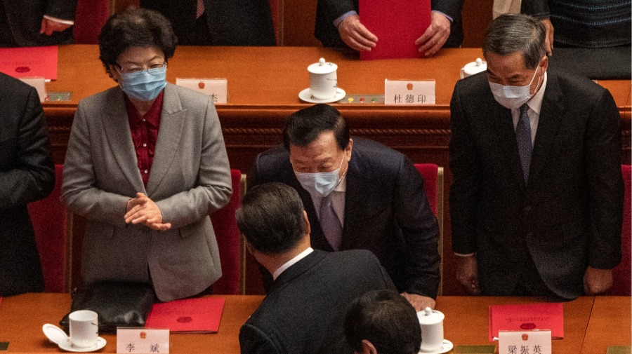 2022年3月11日,习近平在中共全国人大会议结束后与夏宝龙交谈。