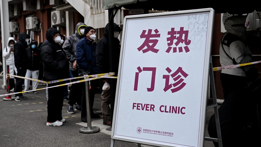 去年12月9日北京一家医院发热门诊COVID-19发烧病人排长龙。(图片来源:Getty Images)
