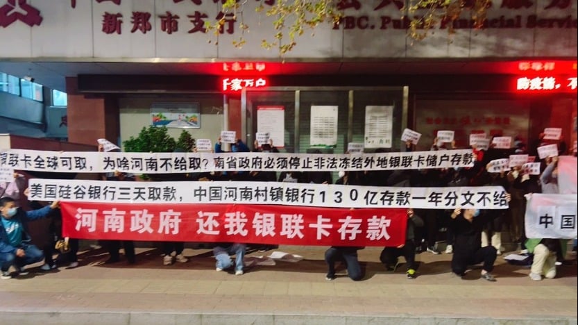 河南村镇银行储户一年分文未取在郑州抗议。(图片来源:视频截图)