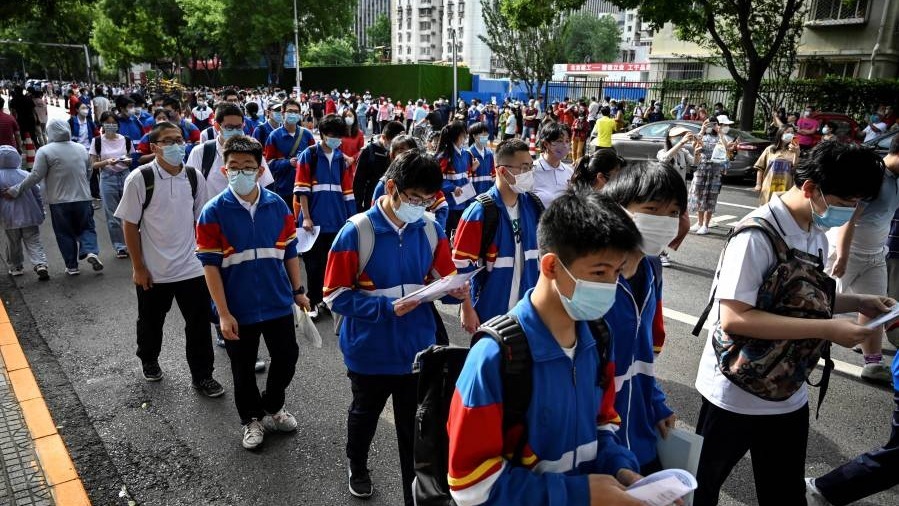 2022年6月7日北京参加高考的学生进入学校。(图片来源:Getty Images)