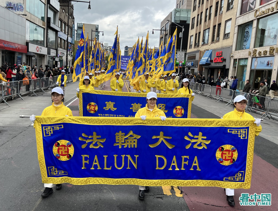 4月23日,四千多名法轮功学员在法拉盛大游行,纪念万名法轮功学员到中南海和平上访二十四周年。(看中国摄影:柳笛)