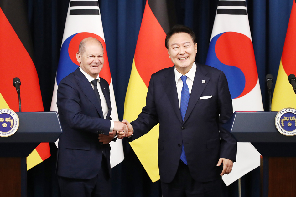德韩总理在新闻发布会后握手。(Chung Sung-Jun/Getty Images)