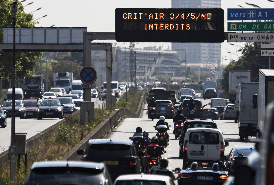 巴黎地区的Crit'air限行指示牌(ALAIN JOCARD/AFP via Getty Images)