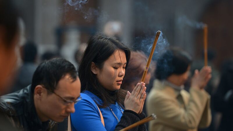 因为就业及生活压力,中国大陆越来越多的年轻人进入寺庙参拜祈福,(图片来源:PETER PARKS/AFP via Getty Images)
