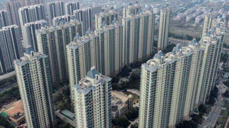 资料图。2022年12月3日,中国房地产开发商恒大在中国东部江苏省淮安市开发的一个住宅区的航拍照片。(STR/AFP via Getty Images)