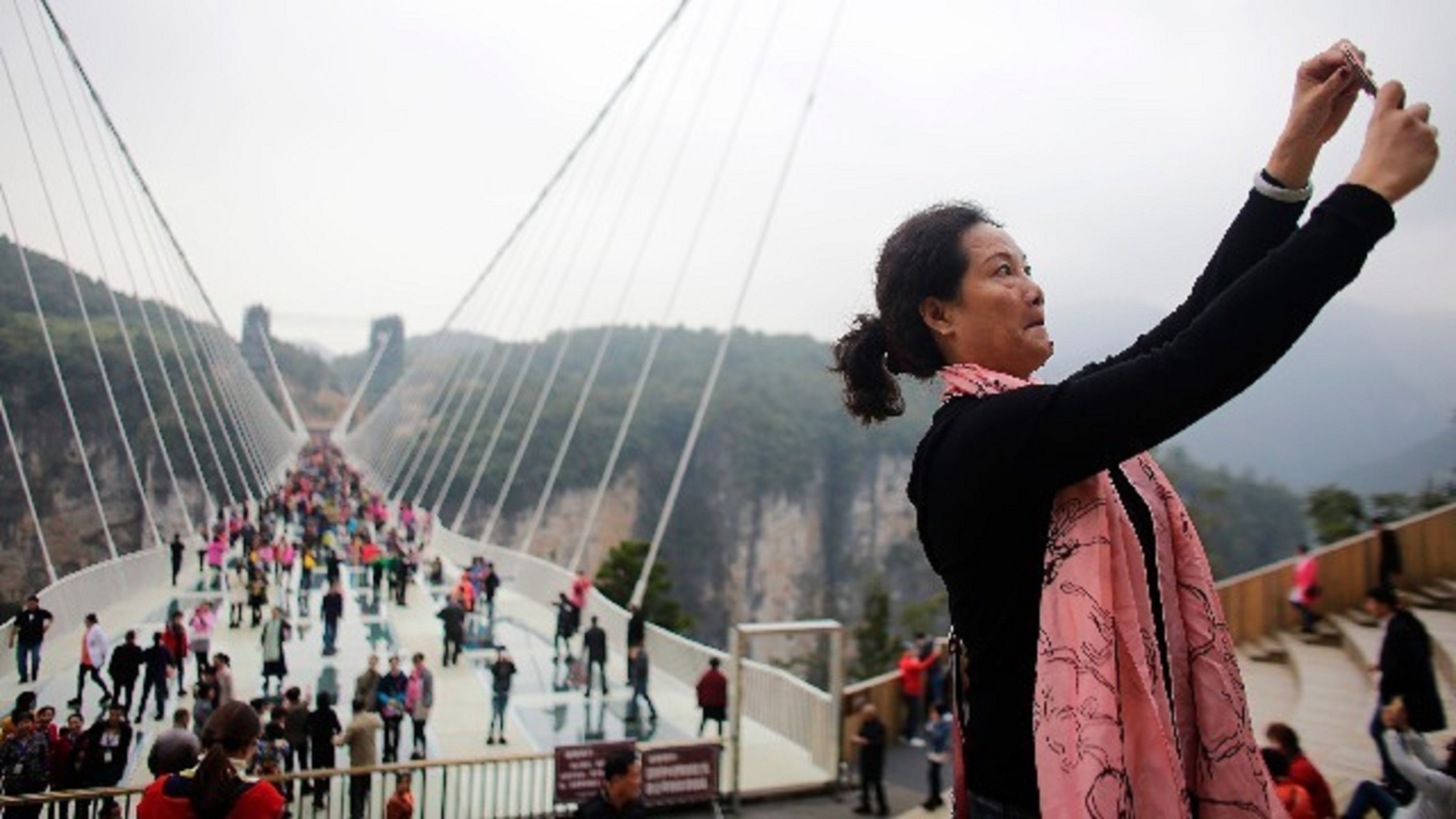 张家界天门山玻璃栈道(Wang He/Getty Image)