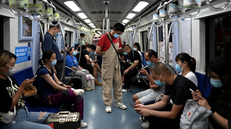 北京地铁里的人们。(图片来源:Getty Images)