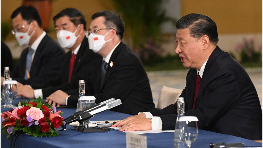 2022年11月14日,习近平与拜登在巴厘岛会晤,时任发改委主任何立峰(左二)参加了拜习会。