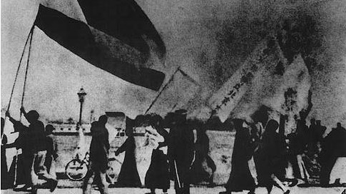 1919年5月4日,参与五四运动学生在北平举着国旗游行。(图片来源: 公有领域)