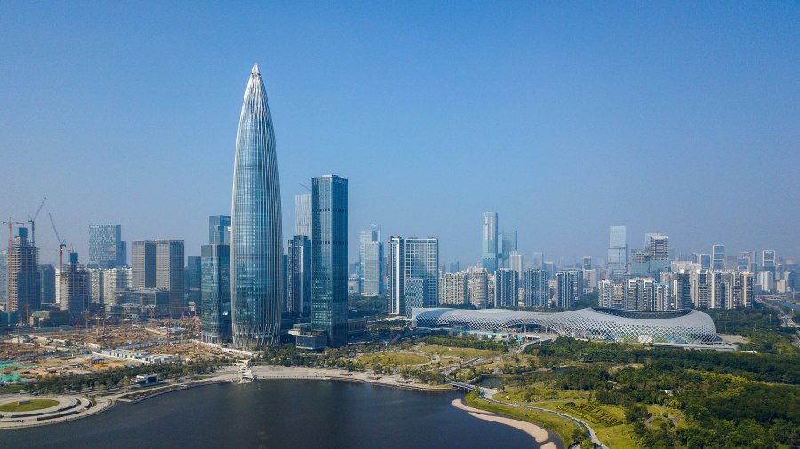 图为深圳人才公园北部及华润大厦、深圳湾体育中心等建筑群。(图片来源:Charlie fong/Wikipedia/CC BY-SA 4.0)