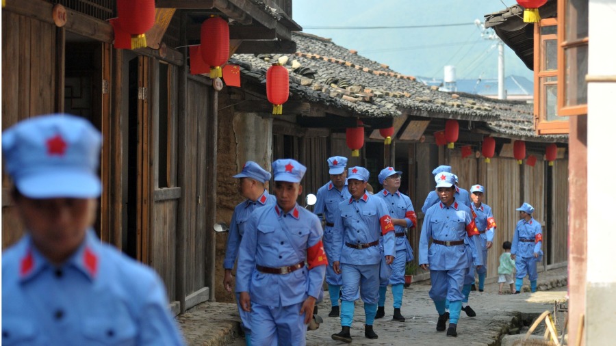 中共假扮红军参加2015年7月15日的参观福建龙岩的中孚村庄。(图片来源:Getty Images)