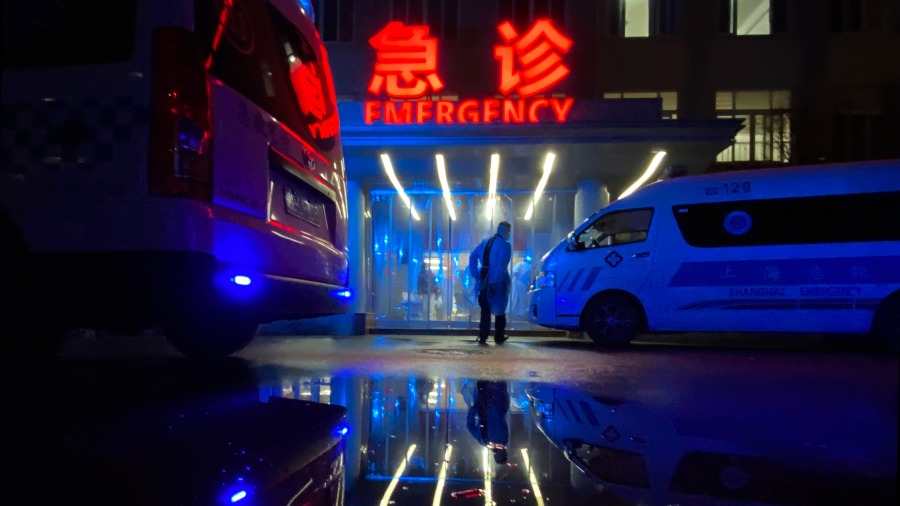 2023年1月13日上海一家医院COVID-19感染患者急救车送医不停。(图片来源:Getty Images)