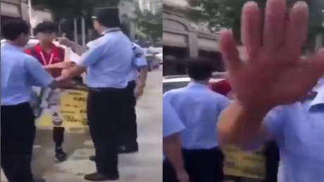 安徽芜湖一贫困大学生摆地摊赚学费遭城管殴打,还禁止拍照。(图片来源:视频截图)