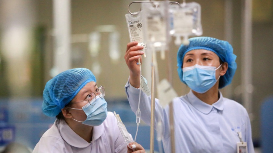 近日贵州一位母亲分享了她6岁孩子感染“食脑虫”病危的遭遇,引发社会关注。(图片来源:STR/AFP via Getty Images)
