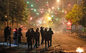 少年拒警方盘查被击毙  法国多地爆发大规模骚乱