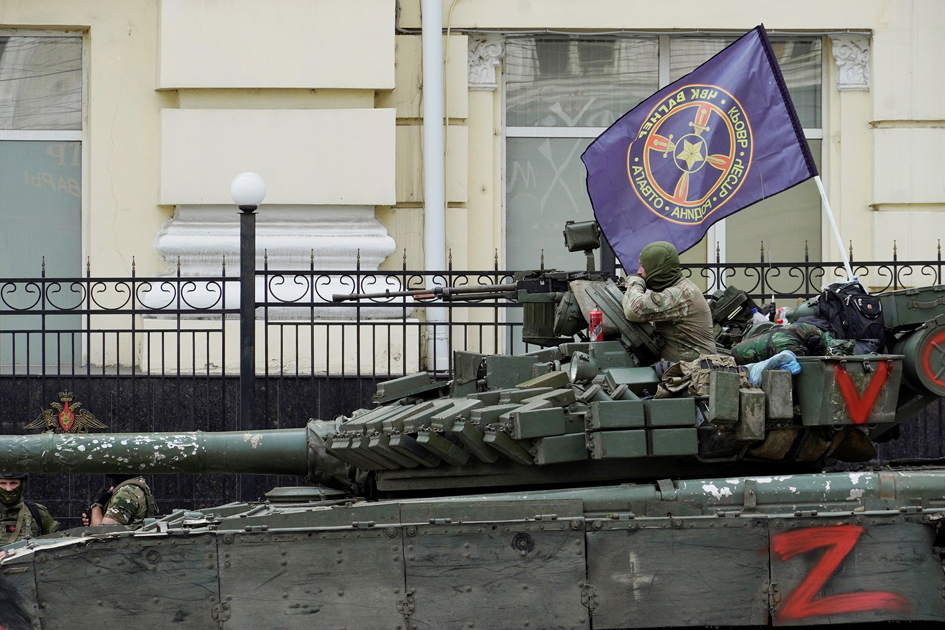 6月24日,瓦格纳集团雇佣兵坐在罗斯托夫(Rostov-on-Don)街道上的一辆坦克上。(STRINGER/AFP via Getty Images)