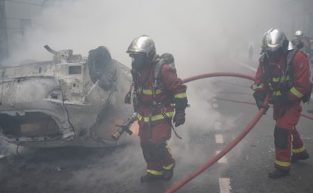 法国暴动延烧市长家遭纵火 非裔少年外婆喊话  (视频/图)