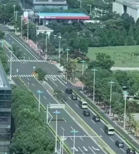 苏州大批警用装甲车戒备。(图片来源:网路截图)